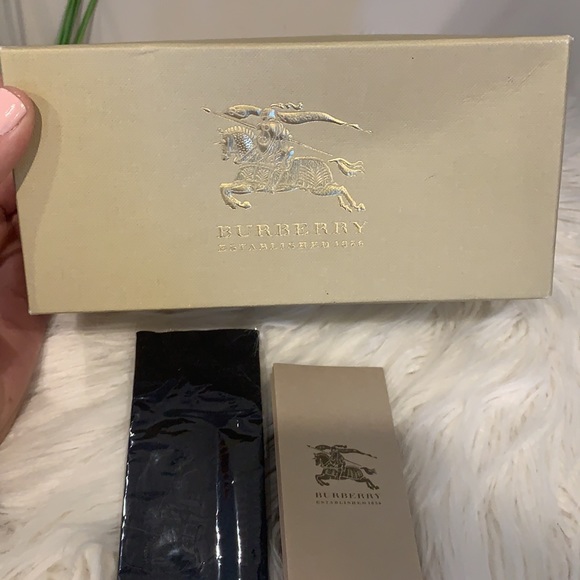 IOB EUC BURBERRY Black Sunglasses w/ Case & Cloth - Picture 8 of 15